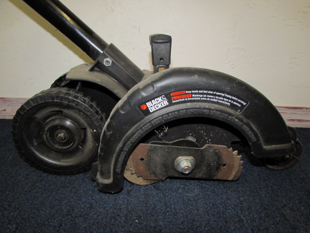 Lot Detail - BLACK & DECKER EDGE HOG 2 IN 1 ELECTRIC LANDSCAPE EDGER