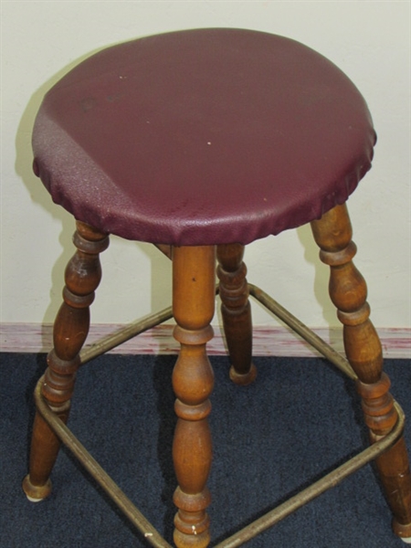 CUTE BAR STOOL WITH TURNED LEGS & METAL FOOT REST