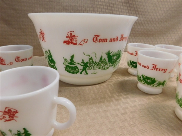 BEAUTIFUL VINTAGE HAZEL ATLAS MILK GLASS TOM & JERRY PUNCH BOWL WITH 10 CUPS - HAPPY HOLIDAYS