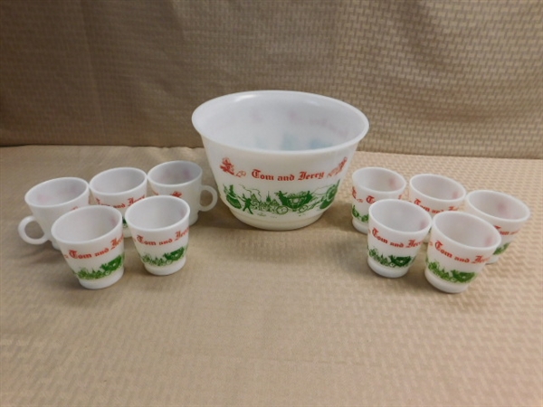 BEAUTIFUL VINTAGE HAZEL ATLAS MILK GLASS TOM & JERRY PUNCH BOWL WITH 10 CUPS - HAPPY HOLIDAYS