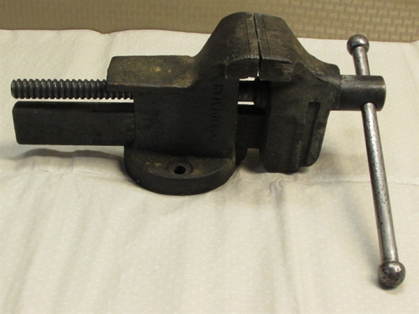 HEAVY DUTY COLUMBIAN 144M BENCH VISE  OPENS OVER 6 