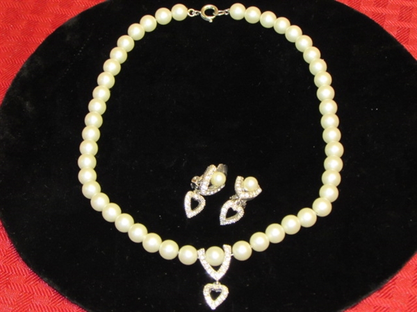ELEGANT VINTAGE FAUX PEARL NECKLACE WITH RHINESTONE PENDANT & MATCHING EARRINGS
