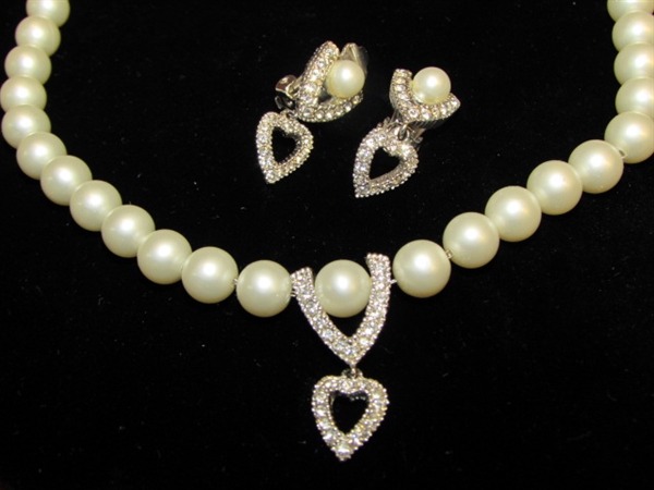 ELEGANT VINTAGE FAUX PEARL NECKLACE WITH RHINESTONE PENDANT & MATCHING EARRINGS