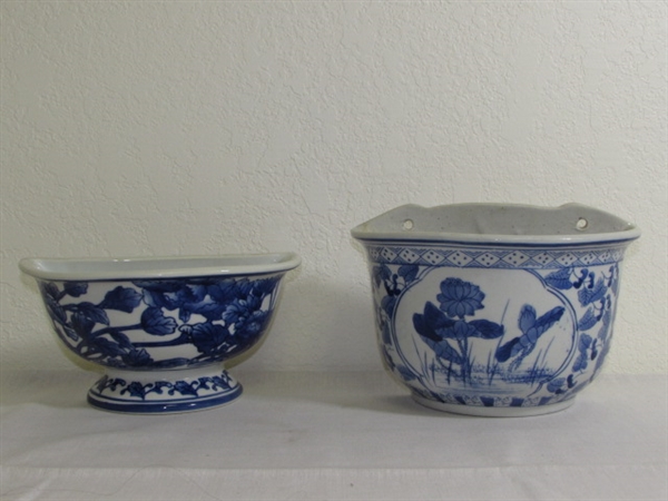 CLASSIC VINTAGE RIDGWAY BLUE WILLOW PLATE & TWO BLUE & WHITE PORCELAIN HANGING POTS