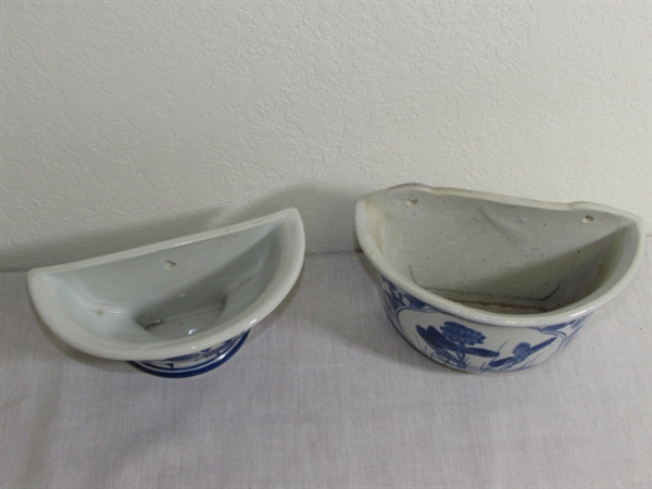 CLASSIC VINTAGE RIDGWAY BLUE WILLOW PLATE & TWO BLUE & WHITE PORCELAIN HANGING POTS