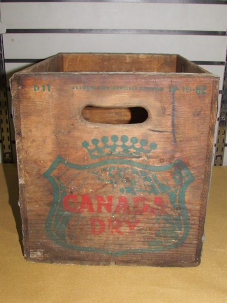 VINTAGE WOOD CANADA DRY CRATE IN GREAT SHAPE!