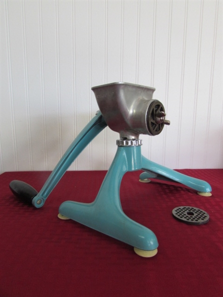 RARE TURQUOISE COLOR VINTAGE TABLE TOP GRIND-O-MAT FOOD GRINDER & JELLO MOLDS