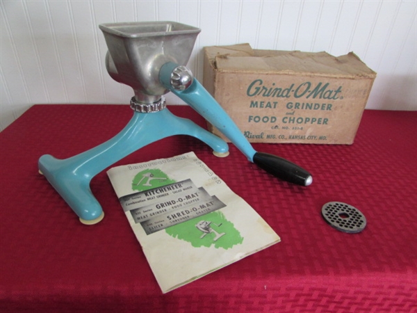 RARE TURQUOISE COLOR VINTAGE TABLE TOP GRIND-O-MAT FOOD GRINDER & JELLO MOLDS