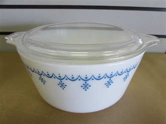 LOVELY VINTAGE PYREX 1-1/2 QT. CASSEROLE DISH WITH LID