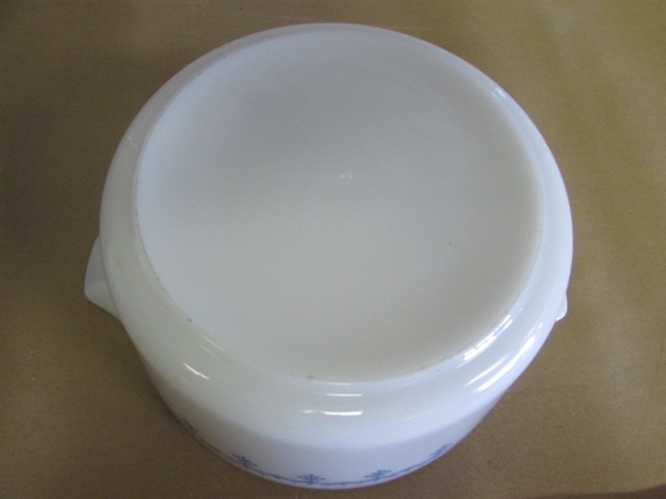 LOVELY VINTAGE PYREX 1-1/2 QT. CASSEROLE DISH WITH LID