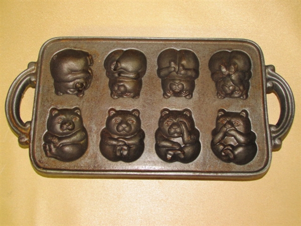 VINTAGE CAST IRON JOHN WRIGHT TEDDY PAN! MAKES TEDDY BEAR SHAPED MUFFINS!