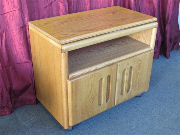STURDY OAK ROLLING CABINET WITH ROTATING TOP