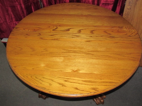 BEAUTIFUL SOLID OAK CLAW FOOT TABLE WITH 24 LEAF