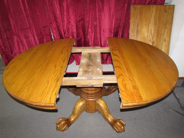 BEAUTIFUL SOLID OAK CLAW FOOT TABLE WITH 24 LEAF