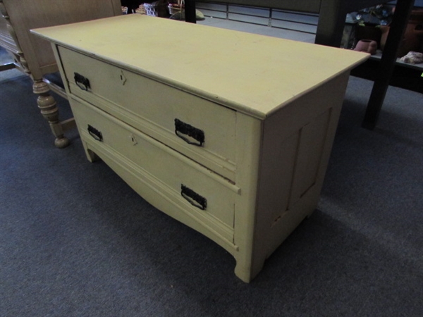 DARLING VINTAGE CHEST OF DRAWERS