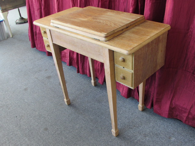 Lot Detail - STURDY SOLID OAK SEWING MACHINE CABINET