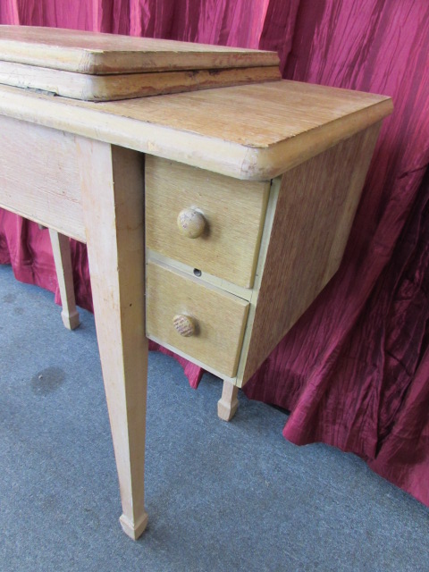 Lot Detail - STURDY SOLID OAK SEWING MACHINE CABINET