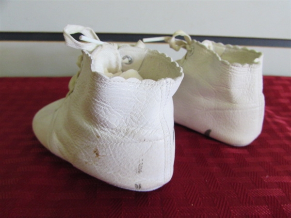 DARLING ANTIQUE MRS. DAY'S LEATHER BABY SHOES