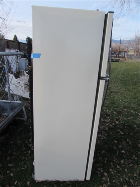 HOT POINT REFRIGERATOR WITH TOP FREEZER