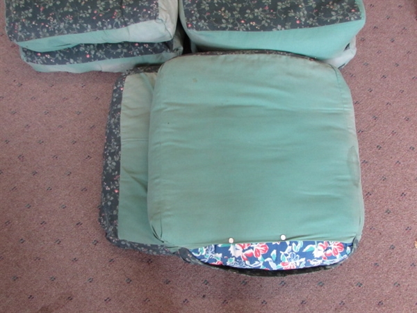 OUTDOOR CUSHIONS WITH REMOVABLE COVERS