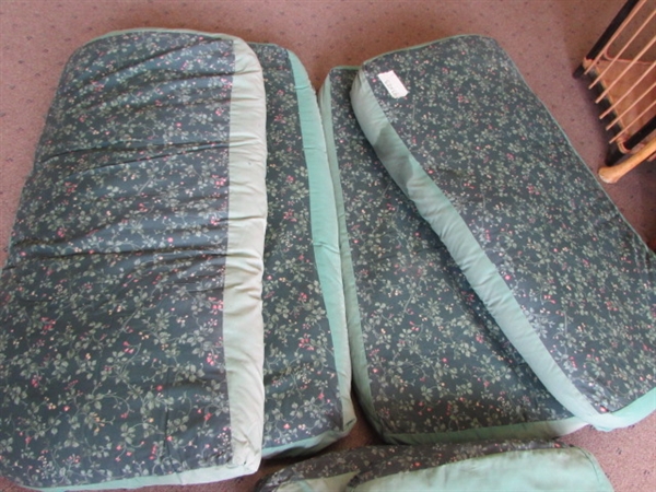 OUTDOOR CUSHIONS WITH REMOVABLE COVERS
