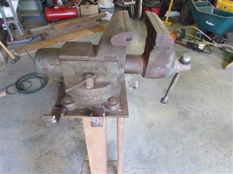 LARGE VISE WITH ANVIL ON STAND
