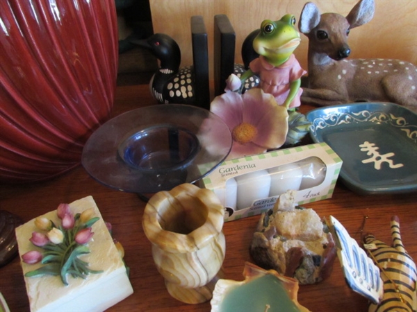 ASSORTMENT OF VINTAGE COLLECTIBLES