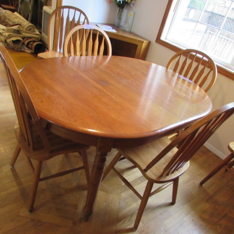 SOLID OAK DINING ROOM TABLE WITH 6 CHAIRS & 2 LEAVES