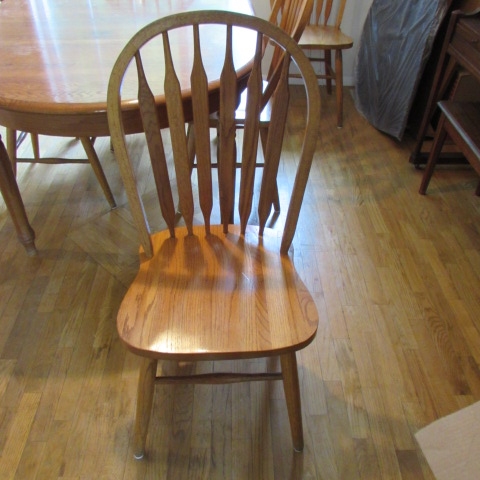 SOLID OAK DINING ROOM TABLE WITH 6 CHAIRS & 2 LEAVES