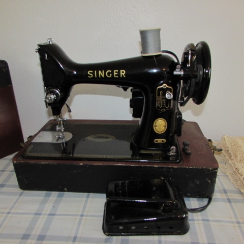 VINTAGE SINGER SEWING MACHINE WITH CARRY CASE, IRONING BOARD & VINTAGE LINENS