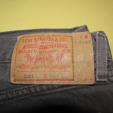 5 PAIR MENS LEVIS AND CARHARTT JEANS