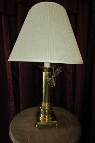 BAMBOO/WOVEN REED TOP ACCENT TABLE & BRASS TABLE LAMP