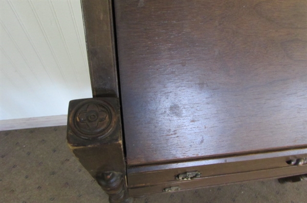 SMALL VINTAGE/ANTIQUE DESK WITH LOCK & KEY