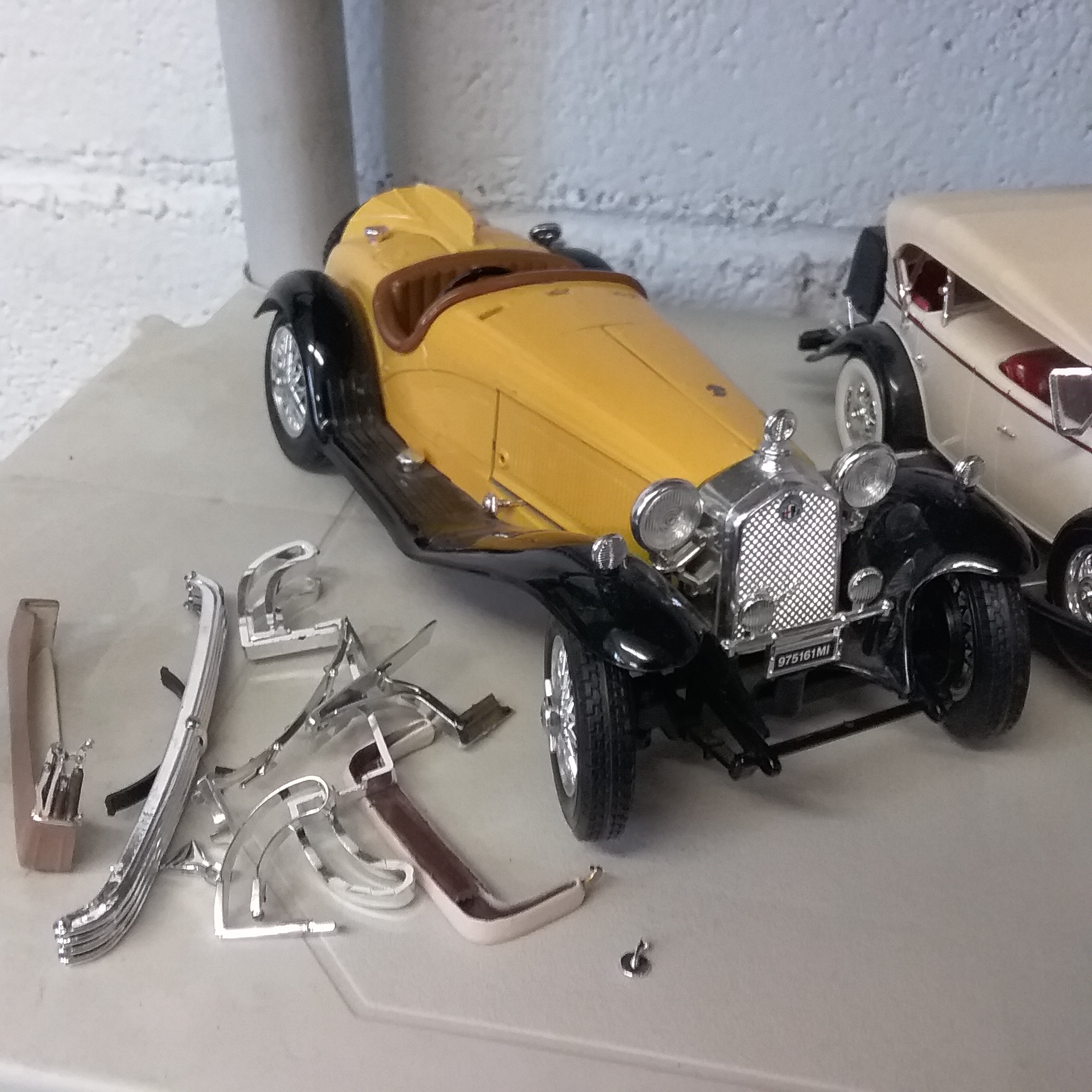 assembly vintage classic car metal mechanical model toy