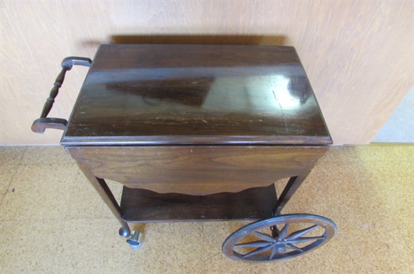 VINTAGE WOODEN TEA CART WITH DROP SIDES AND REMOVABLE SERVING TRAY& ASSORTED TEACUPS, SAUCERS AND TEA POTS