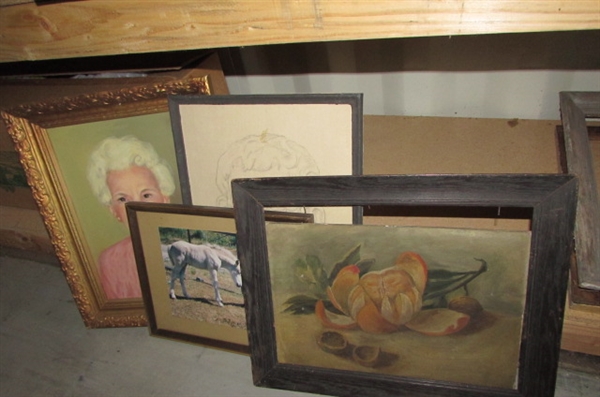 LARGE COLLECTION OF VINTAGE PICTURE FRAMES