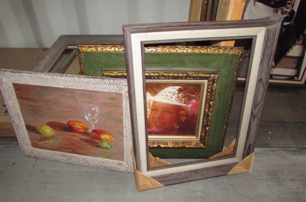 LARGE COLLECTION OF VINTAGE PICTURE FRAMES