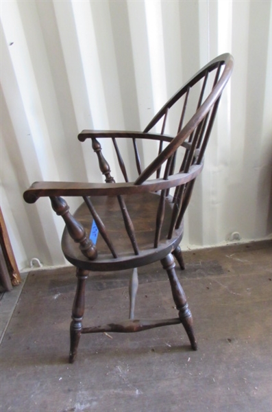ANTIQUE WINDSOR CHAIR