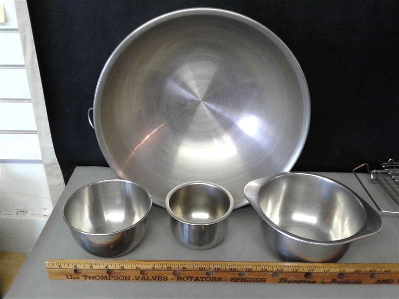 Kitchen Tin Lot- Bundt Pan, Muffin Tin, Pot, Pans, etc