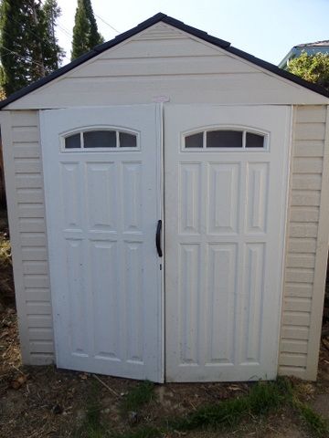 RUBBERMAID, 7' SQUARE, STORAGE SHED WITH WOOD SHELVING UNIT