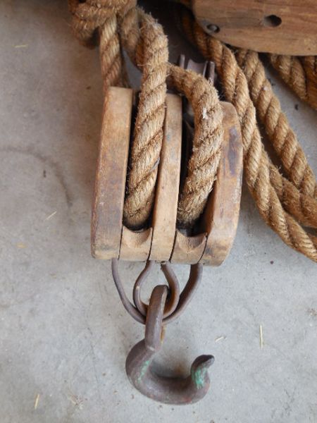 AWESOME VINTAGE DOUBLE PULLEY BLOCK AND TACKLE WITH ROPE