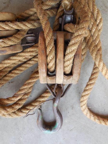 AWESOME VINTAGE DOUBLE PULLEY BLOCK AND TACKLE WITH ROPE