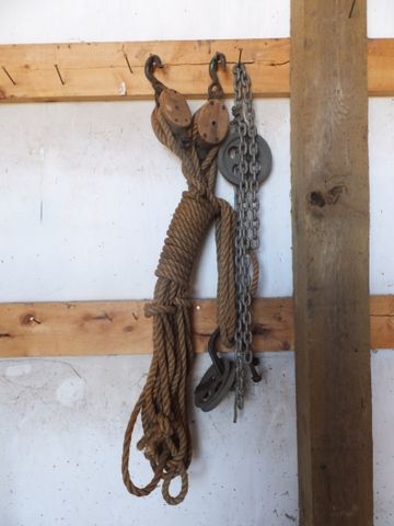 AWESOME VINTAGE DOUBLE PULLEY BLOCK AND TACKLE WITH ROPE