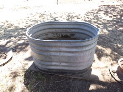 GALVANIZED LIVESTOCK WATER  TANK 200 GALLON