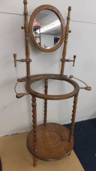 SOLID OAK REPRODUCTION WASH BASIN & CHAMBER POT STAND.
