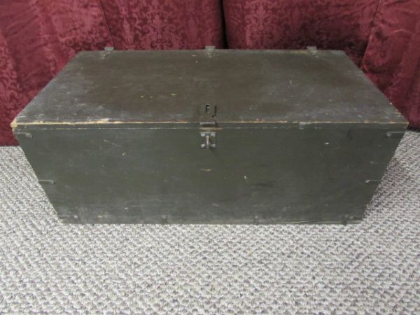 VINTAGE MILITARY FOOT LOCKER