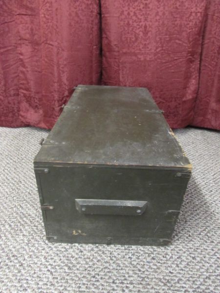 VINTAGE MILITARY FOOT LOCKER