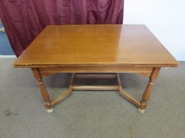 VINTAGE EARLY AMERICAN MAPLE TABLE