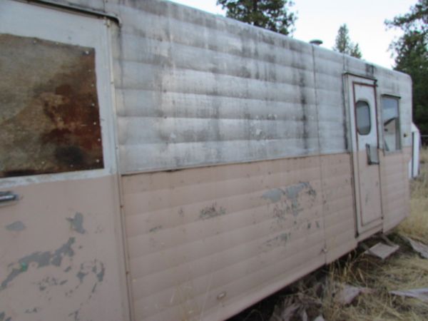 VINTAGE 16 FOOT TRAVEL TRAILER