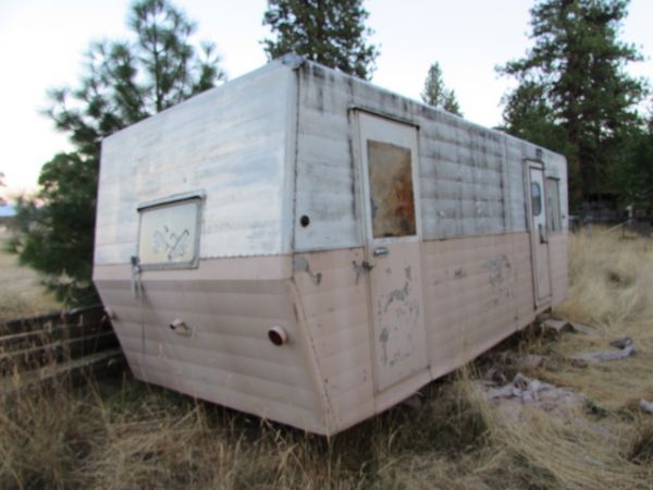 VINTAGE 16 FOOT TRAVEL TRAILER